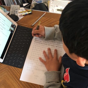 写経中の息子